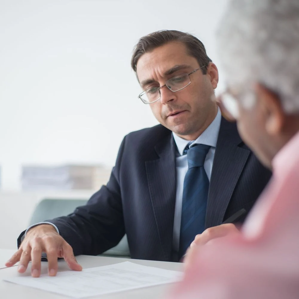 Consultor orientando empresário na abertura da empresa