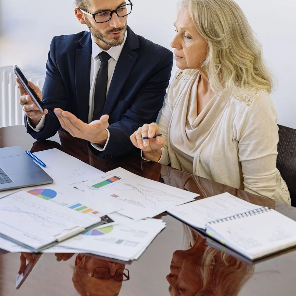 Consultor apresentando relatórios financeiros a uma empresária
