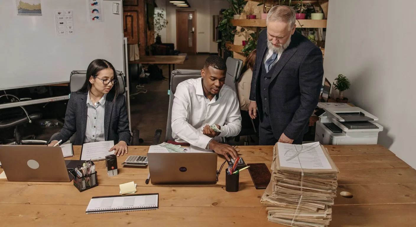 Equipe de contabilidade trabalhando no escritório