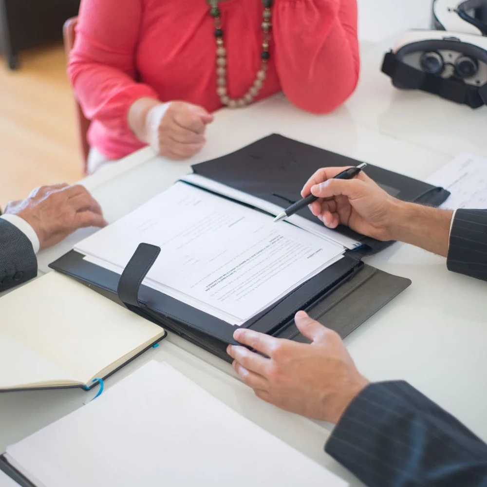 Assinatura de contrato e documentos legais da empresa