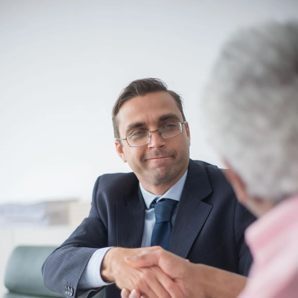 Aperto de mão entre empresário e contador